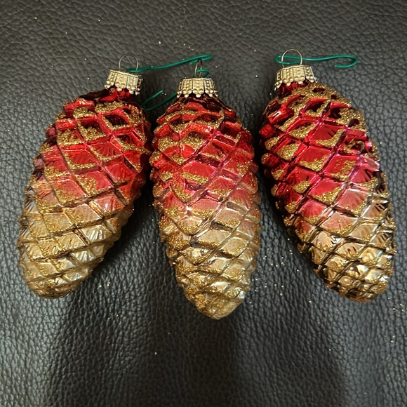 Vtg Christmas Pinecone Ornaments in Glittery Red & Gold Design - Set of 3 - Picture 3 of 9